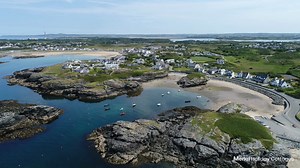The glorious seaside village of Trearddur Bay, in all its glory. Who else has missed visiting Trearddur Bay? We've certainly missed you all! Take a look at our fabulous collection of cottages in Trearddur Bay and the surrounding area. https://www.menaiholidays.co.uk/holiday-cottages-trearddur-bay.html #northwales | Menai Holiday Cottages