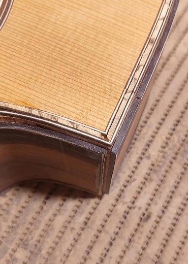 Wood purfling joint #luthier #guitarmaker #sustainable #luthierguitars | ALAMA Guitars