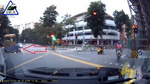 Motorbike ride into blind spot of prime mover truck on opposite road | Singapore Road Accident