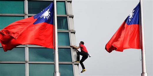 American rock climber Alex Honnold reaches top of 1,600-foot skyscraper without ropes