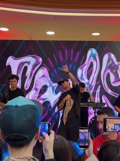 POV: ai venit la Colosseum Mall de 8 martie și ai ajuns la concert @rares 🌸🫶🏻🎶🙌🏻 #SaptamanaRasfatului #ColosseumMall #8martie