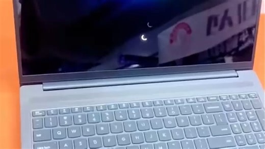 联想笔记本电脑轻薄便携，性能强劲续航持久，助力高效办公与移动创作，满足差旅、学习、居家多场景使用需求，带来流畅省心的全新体验。