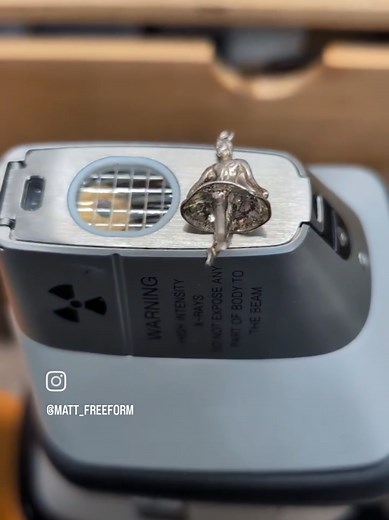 Using the Hitachi XRF analyser to test the silver content of these antique charms! A quick 5 seconds test gives you the result quickly and easily! #silver #hitachi #silverjewelry #goldtester #freeformfabrication