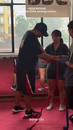 🥊 Ven a probar tu clase de boxeo 🥊 Tu primera clase de prueba es GRATIS 🙌 Enseñamos boxeo desde cero, para todos y todas, sin importar tu nivel. 📍 Ubicación: Agustinas 2344, Santiago Centro 🚇 Metro Cumming (Línea 5) 🚇 Metro República (Línea 1) 💬 Escríbenos al DM y agenda tu clase ¡Empieza hoy el cambio que estabas buscando! 💪🔥