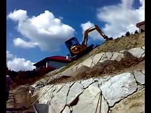 Bagger Action im extrem steilen Hang