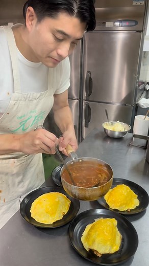 【オムハヤシ】 Hashed Beef Rice Omelette . オムライスにハヤシソースを合わせたオムハヤシ。 寮生のアンケートでの食べたいメニューランキングで上位のオムライスに一手間加えたオムハヤシ。 . #寮ごはん #学生寮 #寮生活 #寮飯グラム #手作りごはん #大量調理 #男子ごはん #寮食 #料理記録 #dormitory #dormitoryfood #パンシオンタクホク #株式会社拓北 #学生会館 #オムハヤシ #オムライス | 株式会社拓北