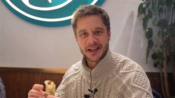 "It's quite fascinating because you can choose from a wide variety of ingredients and make your own pancakes." A French chef came to China's Changchun to spring pancakes on the day of "Lichun," or the beginning of spring. #springpancakes | China Xinhua News