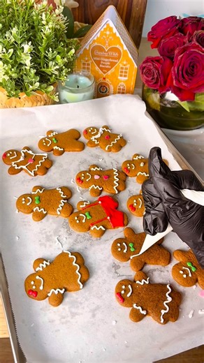 ‎Bent Alia بنت عاليا‎ on Instagram: "Gingerbread man cookies recipe and story 🍪"