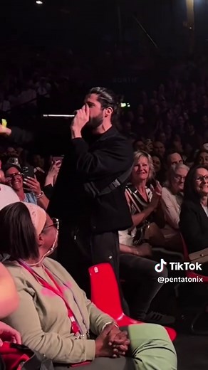 Mindblowing Beatboxer Wows Paris Crowd