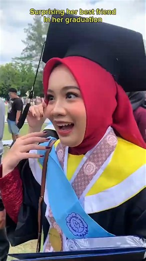 She Surprises Her Best Friend at Graduation 🎓❤️