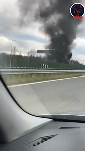 🟤 POŻAR AUTA NA S2 FILM NASZEGO CZYTELNIKA 🟤 Zdarzenie miało miejsce na trasie S2 w kierunku Mińska Mazowieckiego przed zjazdem na Lublin na trasę s17. Doszło do pożaru wskutek samozapłonu auta osobowego marki Peugeot. Jak relacjonuje nasz czytelnik, nikt nie odniósł obrażeń. Swoje działania na miejscu prowadziły dwa zastępy Straży Pożarnej. W kierunku Mińska Mazowieckiego występowały utrudnienia. Za film i informacje dziękujemy naszemu czytelnikowi Sławomirowi. Chcesz być na bieżąco❓ 👍 Polub