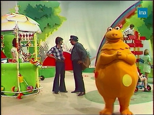L’ÎLE AUX ENFANTS 🎊 L’attachant monstre orange Casimir fait son apparition sur la 3e chaîne le 16 septembre 1974. Le premier numéro de cette émission diffusée pendant 8 ans présente les personnages de François le marchand de ballons, de Sabrina et sa pimpante boutique et du facteur, tout en bonhomie. | INA