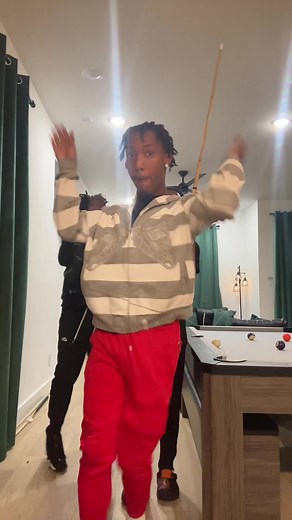 Slimeeee 🫟 (@slimelifejay7)’s video of making slime in the pool