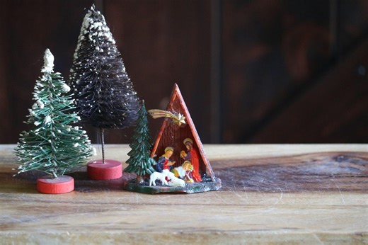 Small Nativity Set, Vintage Christmas Decor, Little Stable With Holy Family and Sheep, Holiday Mantel Decor, Hostess Gift, Grannycore Kitsch - Etsy