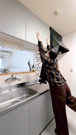 はち⌇ 汚部屋出身でもスッキリくらすコツ on Instagram: "今日はキッチンに大革命🔥 不器用でDIYニガテな私・・・ 壁紙を貼るのは初めてで、 上手にできるか不安だったんだけど・・・ DIYアカウントのお友達に 「めっちゃめちゃ貼りやすいよ！」 と教えてもらい、即決でコチラに！ ————— ⏬使用商品はコチラ⏬ @kabegamiyahonpo ■マステ感覚で貼る壁紙 EASY WALL TAPE モノトーン/アッシュグレー ERN10 Room No.0 イージーウォールテープ （幅23cm×6m） ■マステ感覚で貼る壁紙 EASY WALL TAPE 小さめスクエアタイル/ホワイト EWT16 イージーウォールテープ （幅23cm×6m） ■mt CASA lining ライニング 下貼り用マスキングテープ 10cm×20m ————— 特別な道具は不要 カッターとタオルだけ👍 予想の５倍貼りやすかったです🙆 コツはきちんと折り込んで貼ること！ これで長持ちしそうです！ シルバーの取手は一般的な96mmのものを買ったんだけど、大失敗😭 98mmくらいありそう・・