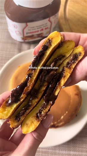 Pancake virali ripieni di Nutella🤎 Ricetta: Ingredienti: - 2 uova - 35 gr zucchero - 5 gr lievito per dolci - 15 gr olio di semi - 130 ml latte - 150 gr farina 00 Congelate dei dischi di Nutella. Unite tutti gli ingredienti in una ciotola e mescolate con la frusta. Versate un po’ di impasto per pancake nella padella, dopo qualche minuto alzate il pancake e fate scendere l’eccesso di pastella in modo da coprire il fondo della padella. Appoggiate al centro il disco di Nutella congelato e coprite 