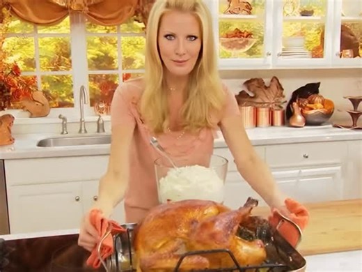 Sandra Lee on Instagram: "Happy everything everyone! Less than one week until #Thanksgiving and it’s officially turkey-time in my kitchen 🦃✨ My sister Kim, and I are sharing favorite and easy, foolproof turkey prep so you can get a head start before the holiday rush. If your house is anything like mine, the minute this bird goes in the oven the whole family suddenly “checks in” to see what smells so good. And the next question is always what’s for cocktail time. Happy gobble! - Aunt Sandy - - #