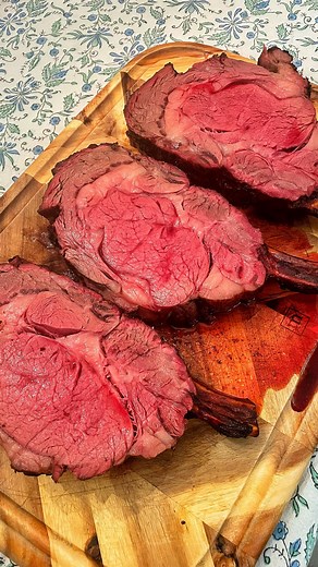 There’s prime rib. Then there’s PRIME rib. When my favorite cut of beef meets my favorite cooking method, it’s prime time live. This immaculate bone-in rib roast from @kansascitysteaks takes the crown for a decadent holiday feast. Perfectly butchered, packaged, shipped, and flavored. It’s basically 3 tomahawk ribeyes in one Bold package. If you’re hosting over Thanksgiving, try the recipe to give your crowd a November to remember. Reverse-Seared Prime Rib w/ Mushroom Cream Sauce: 🥩 Season your 