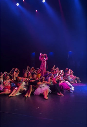 Ar’Danse et Danse la Vie vous souhaite une merveilleuse année 2025 ! Elle sera rempli de danse, de paillettes, de spectacle et de partage ! 🩰⭐️ 🎉 Ballet Barbie Land chorégraphié par @juliajagu, préformée à Oesia à l’occasion du Téléthon ✨ #danse #dance #ardanse #danselavie #cliptv #choreo #choreography #choreographer #costumes #spectacle #onstage #surscene #partage #paillettes #passion #tours #toursmaville #tours37 #merci #telethon #telethon2024 #bonneannée #bonneannee2025