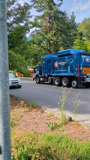 republic services Peterbilt side loader garbage truck spotted in issaquah