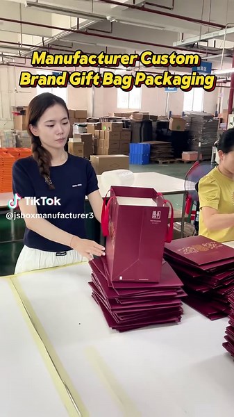 Customized Luxury Gift Bags for Brand Packaging