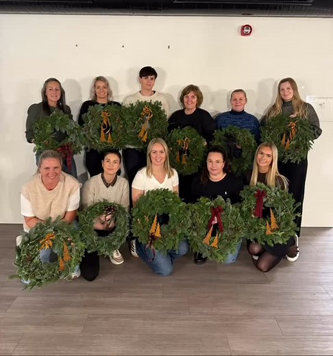 1.1K views · 81 reactions | I dag har vi vært på årets første kransekurs hos @secant_as  Tusen takk for vi fikk komme og dele juleglede med dere 虜虜 #marihønåblomster #brynebyen #bryneno #kransekurs #julekrans | Marihønå | Facebook