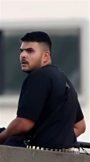 🔴🇦🇺 Los terroristas del ataque en una fiesta judía en Sídney eran un padre de 50 años y su hijo de 24. Los rayos de sol caían sobre Bondi Beach mientras más de 1.000 personas disfrutaban de un día playero y celebraban el primer día de la festividad judía de Hanukkah cuando dos atacantes, padre e hijo y a rostro descubierto, abrieron fuego contra la multitud este domingo. 👉 El tiroteo masivo ha dejado al menos 16 muertos y 40 heridos, según ha informado la policía local en una publicación de 