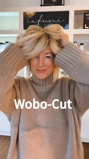 Tina Artz / CharismaLook on Instagram: "New Hair. Kennst du WOBO? Hybrid aus Wolfscut & Bob: Die Haare sind sichtbar durchgestuft mit fransigen Spitzen & klassisch, kinnlang. Mein WOBO-Cut schwebt Richtung Schlüsselbein, hat ordentlich Volumen und ist „zackig“, fransig geschnitten – sagt Simone @cafune_simone. Ich finde, er ist ein echter Gewinn für eine moderne Optik und - dass ich dafür Länge opfern musste - geschenkt!😃 👉Tatsächlich habe ich nicht mein Leben geändert, wie einst