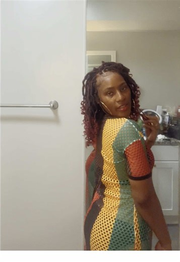 Wah gwan vlog world , here’s part 2 of mama slaying her hair . Ok The hair being use is the crochet faux locs with curly ends which includes 7 packs of locs & a crochet needle . Now look how full and bouncey this hair is omg 10/10 so if yall are loving this locs style like mama comment below & I’ll drop the link 😘 #explorepage🇯🇲🇷🇸 #Godislove🤍🙏✝️🦋 #happilyevernikolić🗣️💍 #livinginthemoment💫💫💫 #livelovelaugh🤪 #fypシ #happysundayeveryone🙋🏽‍♀️😎 #babypeanutmama👶🏼🧸👣😍 #burgundyfauxl