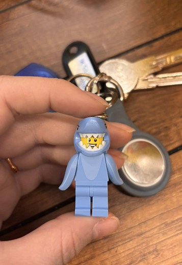 nieuwe sleutelhanger kiezen in de LEGO winkel 🦈,🌶️ of 🌭? #keychain #lego