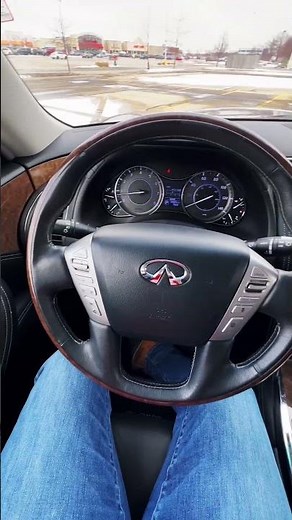 The Front INTERIOR of the 2017 Infiniti QX80