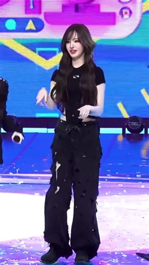 Liz's Captivating Choreography in IVE Performance