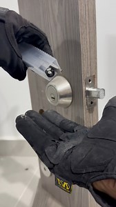 The best kept secret of locksmiths: their star tool, the one that turns a lock problem into an immediate solution……. El secreto mejor guardado de los cerrajeros: su herramienta estrella, la que convierte un problema de cerradura en una solución inmediata🔑🐉……. The best kept secret of locksmiths: their star tool, the one that turns a lock problem into an immediate solution……. #locksmith #key #military #tipsandtricks #ideas | Cerrajeros Master Locks