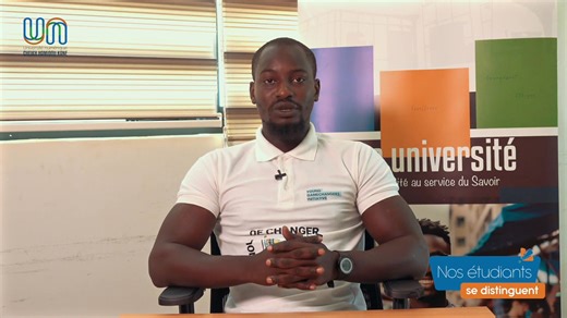[#FiertéEtudiante] Dans ce nouveau numéro de « Nos étudiants se distinguent », nous sommes partis à la rencontre de M. Ousseynou NDIOUR, titulaire d'une licence en Multimédia, Internet et Communication (MIC) à l'UN-CHK. Dans cette vidéo, il revient sur sa participation au projet « Young Gamechangers Initiative » d’ONU-Habitat, remporté par la Commune de #Bargny, aux côtés de cinq autres étudiants, dont quatre issus de l’Université numérique Cheikh Hamidou KANE (UN-CHK). En tant que gamechangers 