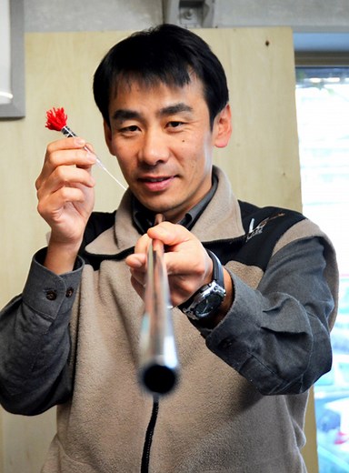 街中は猟銃使えず…吹き矢でシカ捕獲作戦　注射器を改造