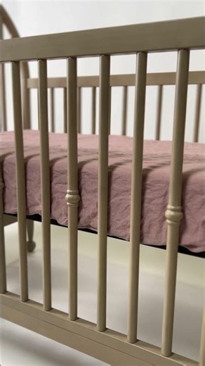 Bringing a cottage retreat into the modern nursery. 🤍