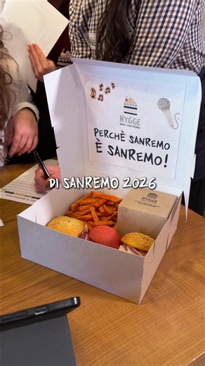 Sanremo sul divano? Ci pensiamo noi 🎤 Per tutta la settimana del Festival puoi prenotare la Hygge Box di Sanremo e goderti lo show direttamente a casa, con chi vuoi tu. Dentro trovi: – 3 paninetti – 3 panzerottini – porzione di patate dolci – e dulcis in fundo… un cupcake a tema Sanremo 🧁 In più troverai la nostra griglia speciale per votare look ed esibizioni e trasformare il salotto in una vera giuria. 💰 Prezzo box: 15€ Taggaci nelle storie dopo ogni serata, vota, divertiti e potrai parteci