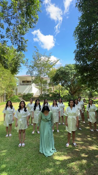Bride and Bridesmaids Transition idea for your wedding day @cresshhie #dearbrideph #dearbrideph #weddingcontentcreator #weddingcontentcreation #weddingdaydetails #weddinginspiration #weddingtrend #weddingdress #weddingtransition #weddingtransitionvideo