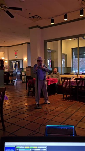 He sang “Crazy” by Patsy Cline and wowww 🤠🎤 That smooth, classic country vibe filled the whole room. You could hear every emotion in his voice — calm, cool, and full of heart. It’s not easy to take on a legend, but he did it justice! #KruisinKaraoke #DJCrae #ClassicCountry #KaraokeNight #StringBeanVibes
