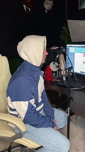 я не могу рассказывать сейчас, что происходит, но когда-нибудь вы услышите меня настоящего ❤️