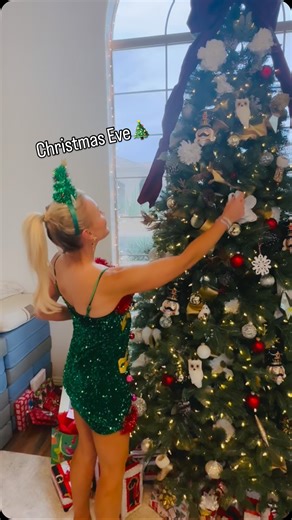 OH CHRISTMAS TREE 🎄 🎶 Theme for Christmas Eve party this year is to dress up as a Christmas Carol! I think I nailed it! Merry Christmas Eve everyone! ❄️ I hope you’ve been good! 🎅🏼 | Blair O'Neal