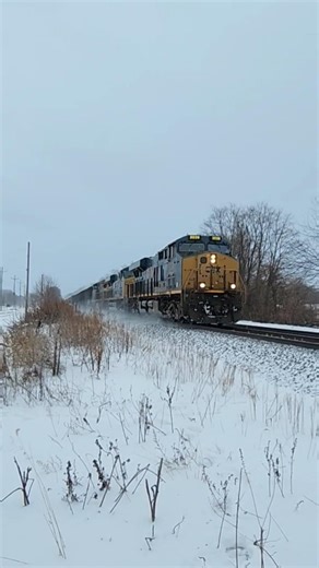 CSX train M635 rolls through tge snow with CSX 371 on its final trip to Wabtec! 12326 #locomotive