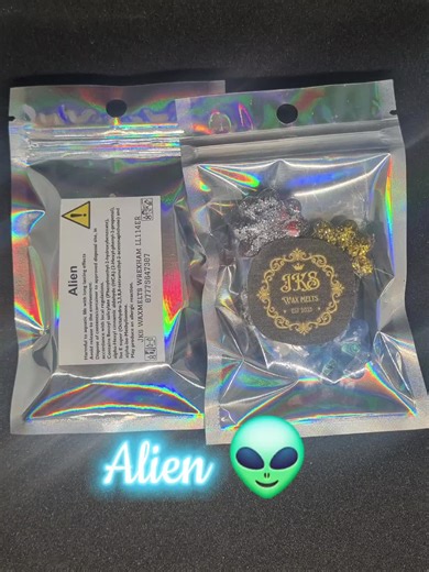 Alien 👽 now available drop us a follow & message #fyp #waxmeltsoftiktok #waxmeltssmallbusiness #waxmeltsuk #waxingvideos #waxmelts