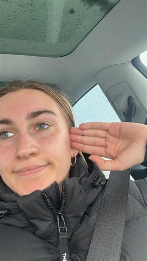 Andréanne Fiola on Instagram: "Yoga ? Non. Cours étoilé ✨ Oui. Vous l’auriez nommé quoi ? 😂👇"