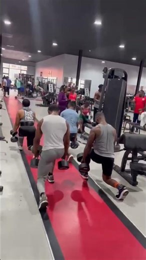 Step by step, building stronger legs—walking lunges all the way 💪🔥