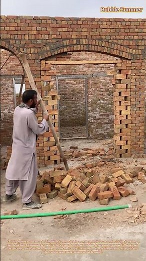 Démolition : démolition d'un mur de briques défectueux