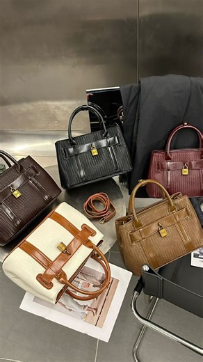 S T Y L E C H A L E T Ultimate Plug on Instagram: "Stylish Medium Tote Bags K750 📱0976249425 to order."