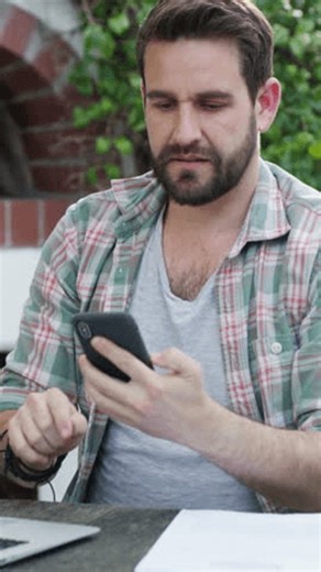 clip-3985426665-phone-call-restaurant-business-man-laptop-inventory