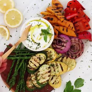 This beautiful, Grilled Vegetables Platter with Yogurt Mint Sauce is so colorful and delicious. An easy summer side dish made with asparagus, zucchini, squash, red onion and bell peppers. https://www.skinnytaste.com/grilled-vegetables-with-yogurt-mint-sauce/ | Skinnytaste
