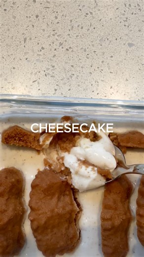 LOOP Asnæs on Instagram: "Du har sikkert set den virale cheesecake her, der og alle vegne. Den er så nem at lave, høj på protein og smager virkelig godt - det sværeste er faktisk at lade den stå i 3-6 timer før den skal spises 😅 💚 200 g. græsk yoghurt 💚 1-2 tsk vaniljesukker 💚 2 bastognekiks Rør yoghurt og vaniljesukker sammen, tilføj kiks i din beholder - låg på og lad stå i 3-6 timer (helst). Det kan virkelig være svært at vente 😋"